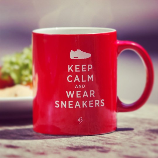 43einhalb Keep Calm and wear Sneakers Tasse
