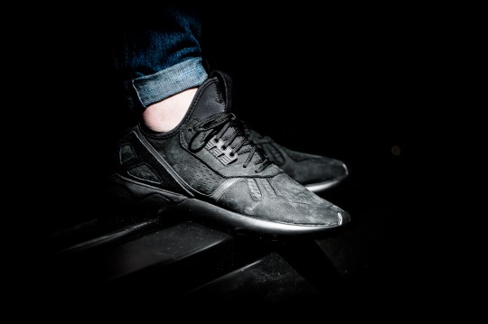adidas-b24261-tubular-runner-black-2