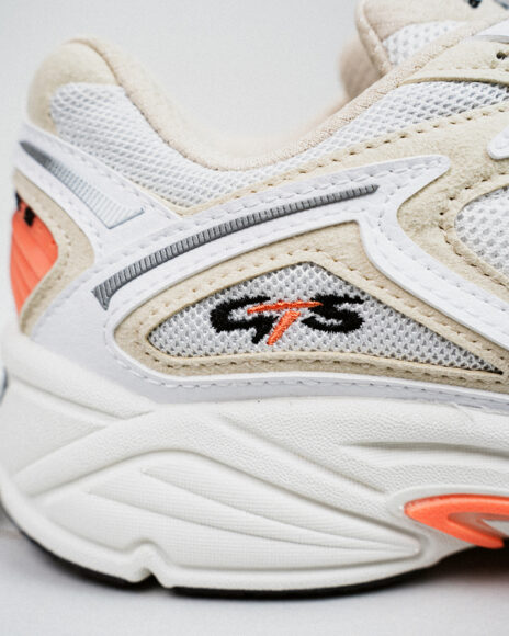 Brooks-PACKSHOT-1104851D058-1105021D075-1104851D049-1105021D798-1104851D454-1104851D109-12