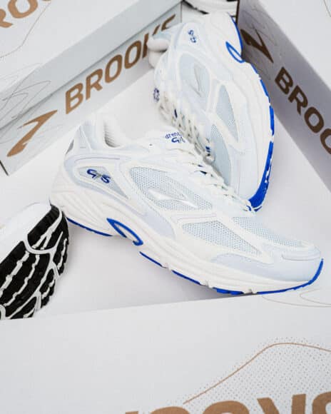 Brooks-PACKSHOT-1104851D058-1105021D075-1104851D049-1105021D798-1104851D454-1104851D109-4