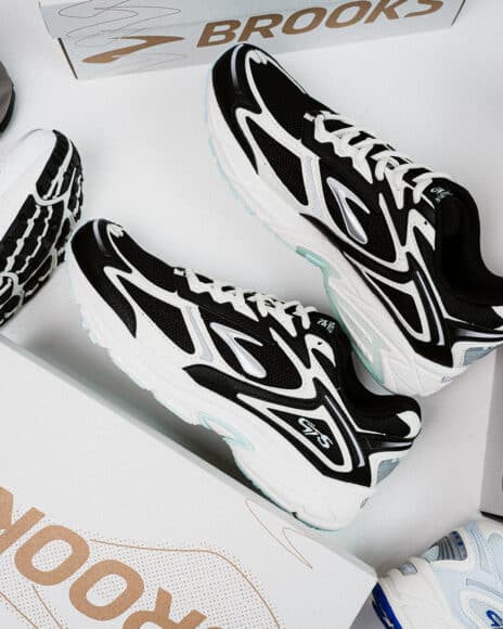 Brooks-PACKSHOT-1104851D058-1105021D075-1104851D049-1105021D798-1104851D454-1104851D109-7