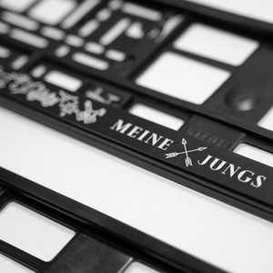 „MEINE JUNGS Icon“ Kennzeichenhalter 2Stk. (schwarz)