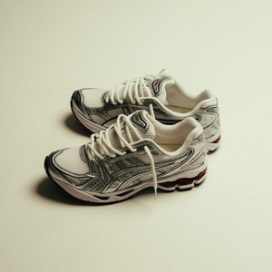 Gel-Kayano 14 (silver / white / red)