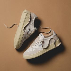Medalist Low W (goat / suede / white)