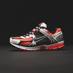 Zoom Vomero 5 SE Bright Crimson (black / glacier ice)