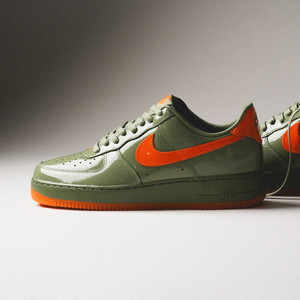 Air Force 1 07 PRM  (oil green / safety orange / platinum tint)