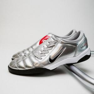 T90 SP Metallic Silver (metallic silver / black / university red)