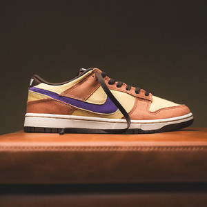 Dunk Low Retro SE Denim Dusted Clay (dusty amethyst / team gold)