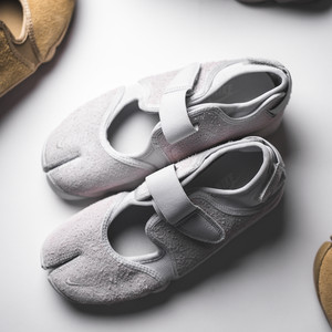 WMNS Air Rift Suede Pack (photon dust / summit white)