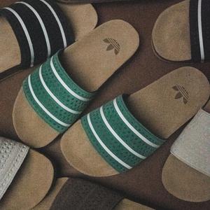 Adilette (collegiate green / core white / gum)
