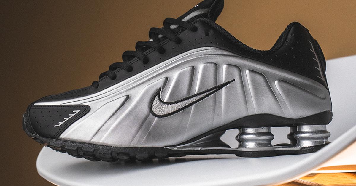 Nike Shox R4 (metallic silver / black) | 43einhalb Sneaker Store