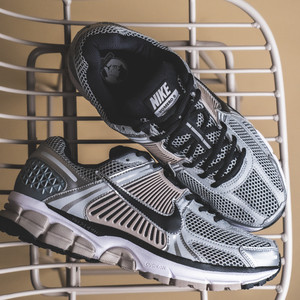 Zoom Vomero 5 (metallic silver / black / college grey)