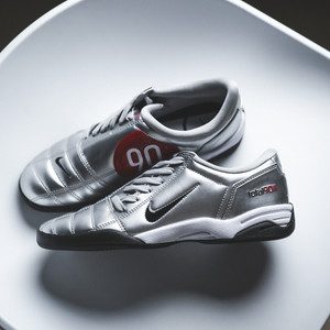 Total 90 (metallic silver / black / university red)