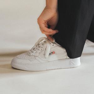 Medalist Low W (solid goat / white)