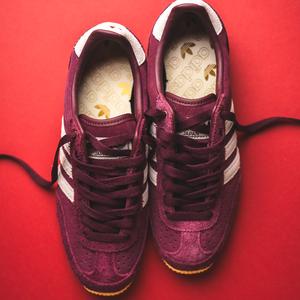 Japan W (maroon / crew white / gold metallic)