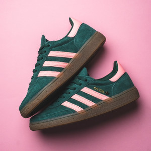 Handball Spezial W  (collegiate green / pink spark / gold metallic)