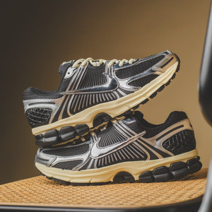 Zoom Vomero 5 (black / chrome / metallic silver)