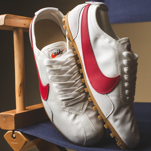 WMNS Moon Shoe ( summit white / team crimson)
