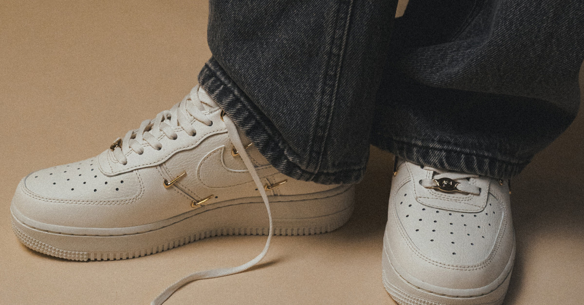 Nike WMNS Air Force 1 '07 LX (sail / sail / metallic gold