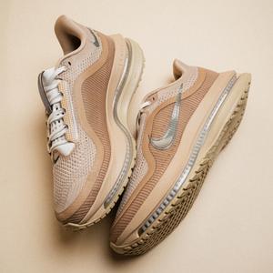 Pegasus Premium SP (mushroom / metallic silver / white)