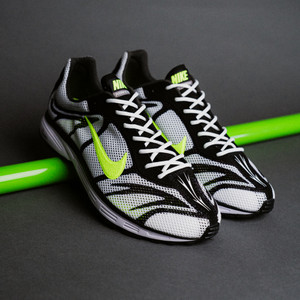 Zoom Streak 3 (white / volt / flat pewter / black)