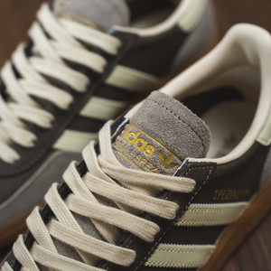 Handball Spezial (earth strata / warm vanilla)