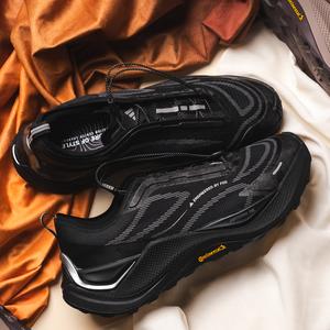 Holo Peak (core black / iron metallic / footwear white)