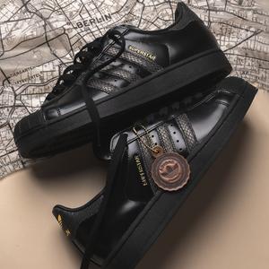Superstar II Berlin (core black / core black / carbon)