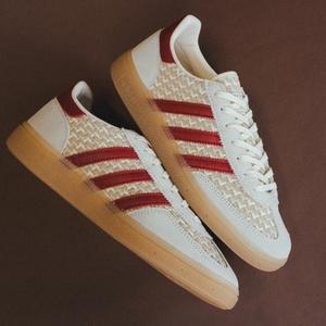 Handball Spezial W (wonder white / team vivid red / gold metallic)