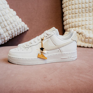 WMNS Air Force 1 07 (white / white / metallic gold)